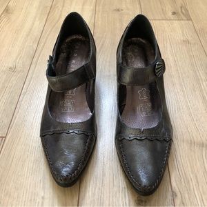 Women’s Geo Reino Leather Maryjane style shimmery brown heels size 37